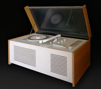 Photo der Radio-Plattenspieler-Kombination Braun SK 61; ein schlichtes weißes Gerät vor einem fast schwarzen Hintergrund.