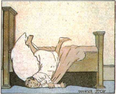 Ein Einzelbild aus einem Little-Nemo-Comic von Winsor McCay; der kleine Nemo ist offensichtlich gerade aus dem Bett gefallen. Er liegt auf seinen Schultern, seine Beine ragen nach oben, sein Gesichtsausdruck ist erschrocken. Die Zeichnung ist einfach, aber trotzdem sehr künstlerisch.
