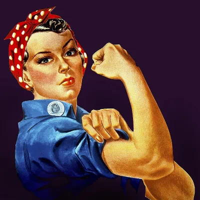 US-Plakatmotiv »Rosie the Riveter«; gemaltes Porträt einer Frau mit rot-weiß gepunktetem Kopftuch und einem blauen Hemd, dessen Ärmel sie gerade hochkrempelt. Ursprünglich als Propaganda für den Einsatz von Frauen im Krieg geschaffen, ist es heute ein Symbol für Feminismus.
